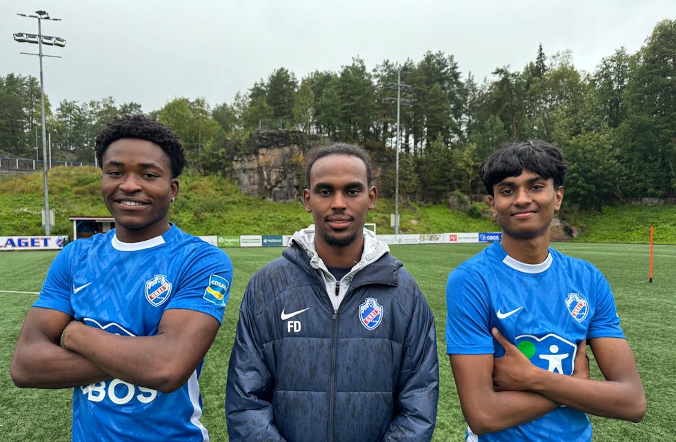 NÅ SKAL DET AVGJØRES: Grei trenger «bare» å vinne sine resterende kamper for å sikre opprykket, men full pott de fire neste kampene kan være nok. Her står Grei-sjef Faisal Dahir med målscorere Cherif Herve Issifou Lamkoudjo (t.v) og Almas Ayman Samrat.