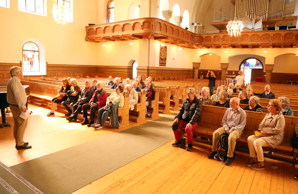 KIRKEINTERESSERTE TILHØRERE: Det var en stor gruppe som møtte opp i Grorud kirke for å høre mer om dens historie fra professor emeritus Jon Gunnar Jørgensen.