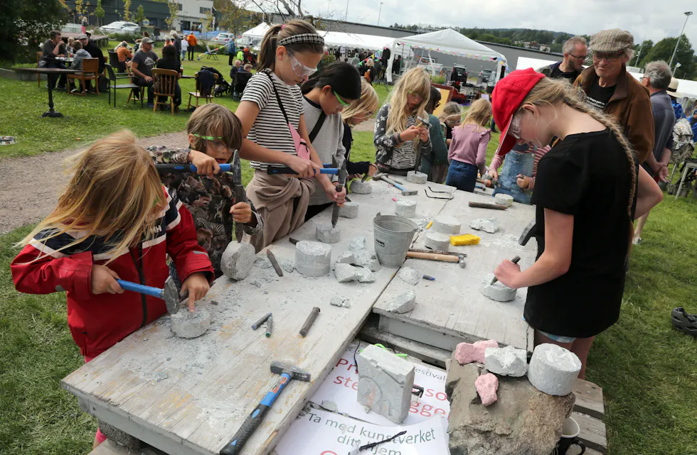 FLITTIGE HENDER: Det var like populært blant de yngste alle dagene å få prøve seg som steinhoggere.