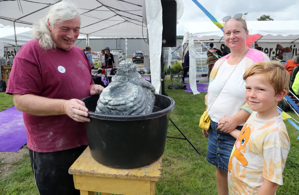 KOSTE SEG: Beate Thoresen var blant de mange som besøkte Steinhoggerfestivalen. Sønnen Lukas synes at dragen Idris, som også er et fuglebasseng, var noe moren burde by på under auksjonen - det hadde nok ikke Oliver Annaly hatt noe imot.