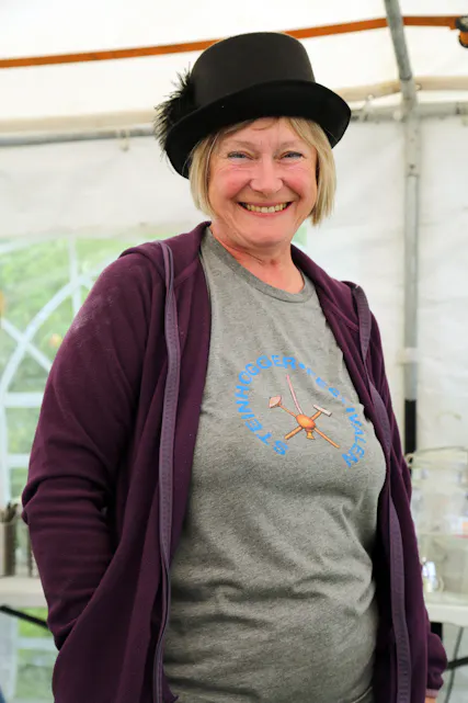 BLID DAME: En gang i året går Frøydis Arnesen inn i rollen som Steinhogger — når det er Steinhoggerfestival på Grorud. Men det har rent mye steinhoggerblod i tidligere Arnesen-slekters gang.