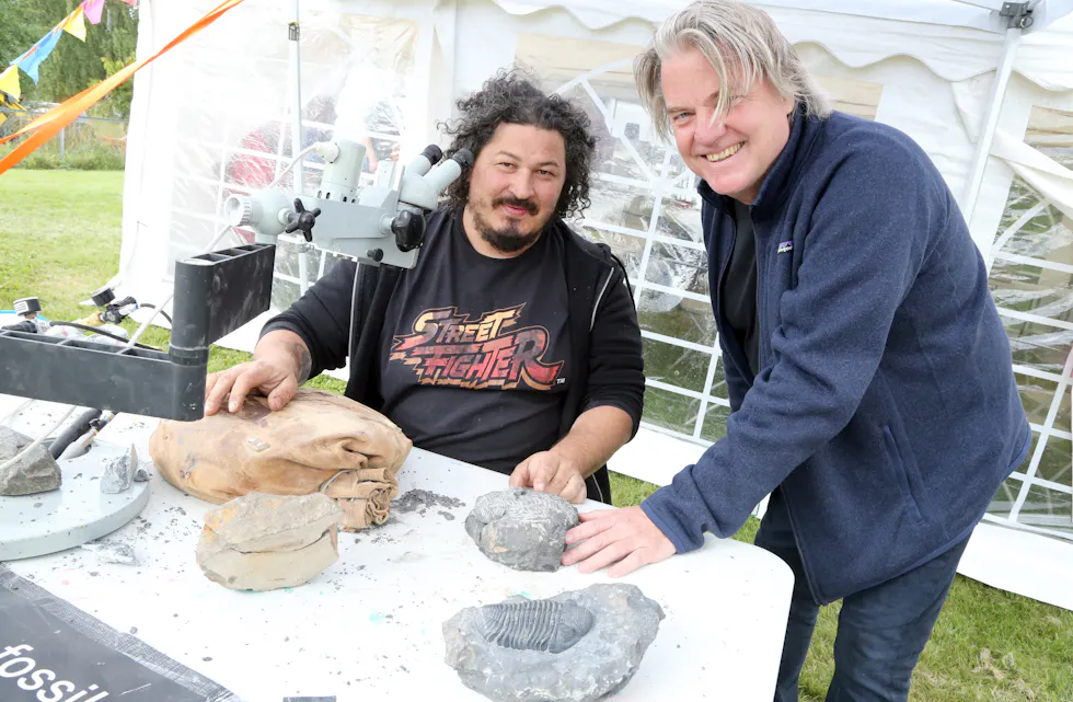 SJEFEN KOM: Mikrobilledhogger Maximo Alfonso, som «tryller frem» flere hundre millioner år gamle fossiler, fikk besøk av sin egen sjef - den velkjente «IDA-OPPDAGEREN», professor Jørn Hurum.