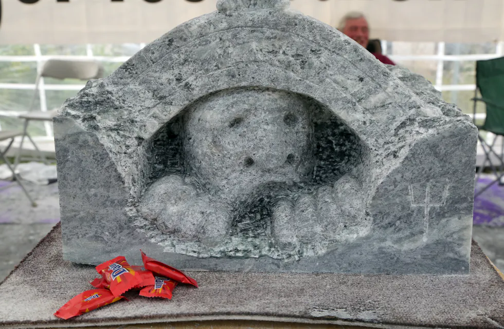 TROLLET UNDER BRUA - JOE MILNE