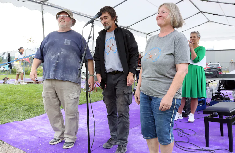 VELFORTJENT APPLAUS: Ingen Steinhoggerfestival uten at trioen Chris Fleurie (f v), Jan Lange og Frøydis Arnesen gjør en kjempejobb - og slikt fortjener presentasjon med applaus.