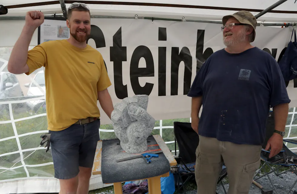 MUNTRE KARER: Eric Root ( t v) og Chris Fleurie ved førstnevntes «knyttneveskulptur» det ble kjempet hardt om.