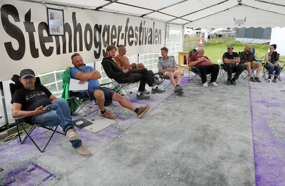 PUSTER UT: Jobben er gjort og steinhoggerne kan senke skuldrene og vente på at auksjonen skal settes i gang.