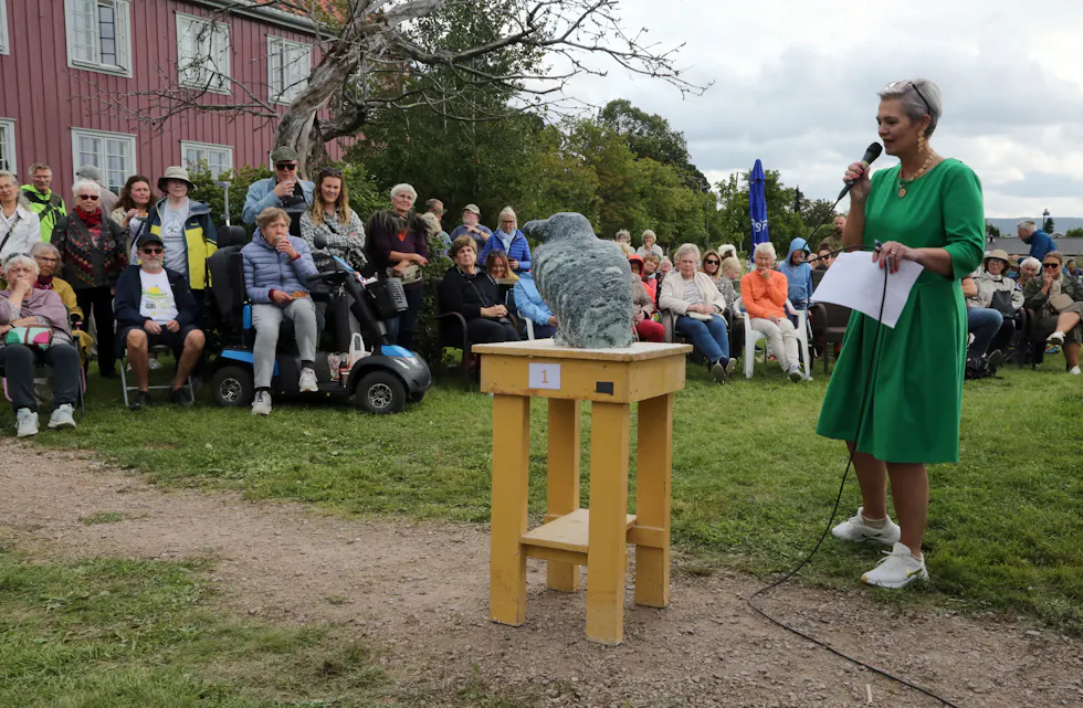 FIN START: Auksjonarius Astrid Sømoen klarte nok en gang å gjennomføre en auksjon i stor stil - med mye humør og engasjement. Her er det søndagens første objekt som auksjoneres bort - Ravnen «Hollò» av Attila Szilàgyi.