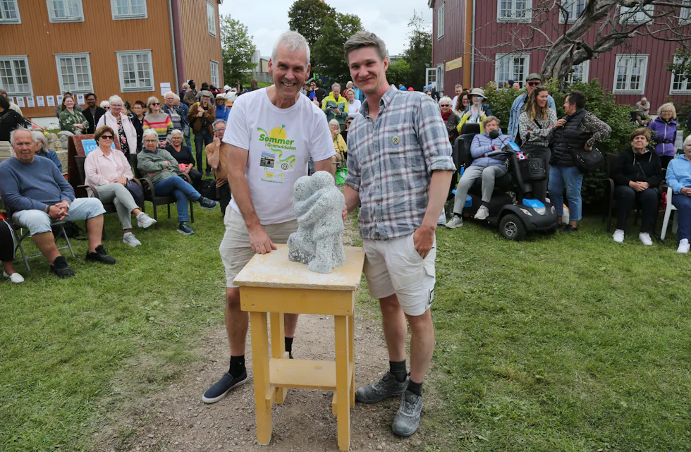 KJÆRLIGHETSFULLT KJØP: Akers Avis Groruddalens egen Jarle Hansen (t v) sikret seg statuen «Loving Couple» av danske Christian Irbo.