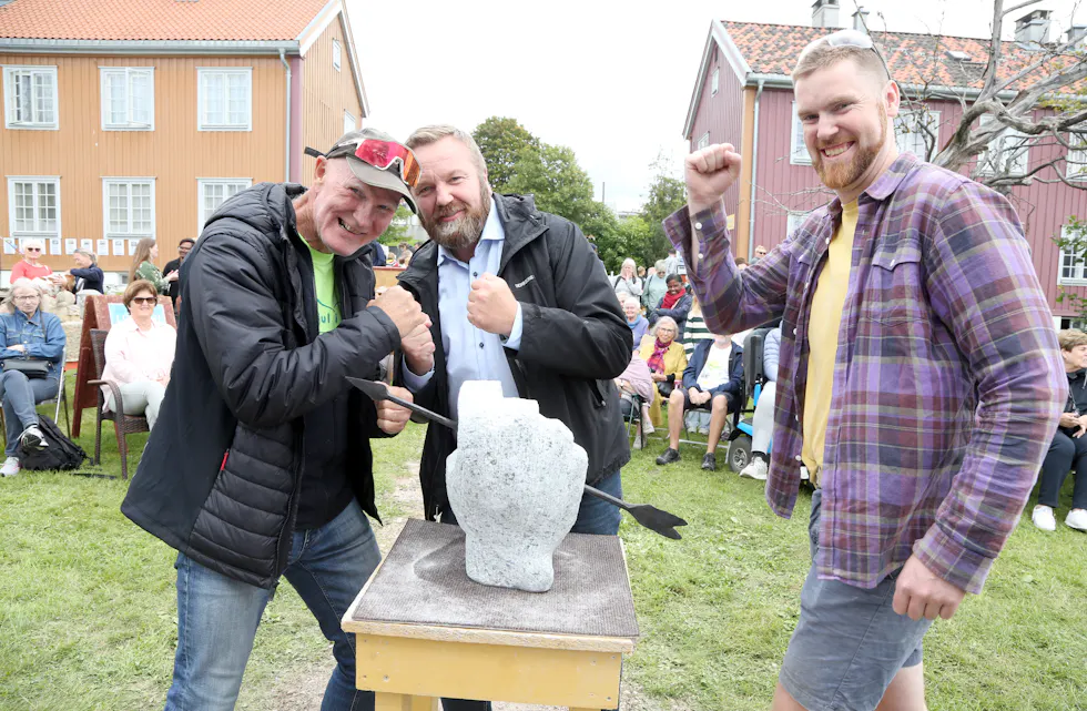 HET NEVEKAMP: Mannen med de raske solbrillene, Ole Jørgen Pettersen (t v) og mannen i sort jakke, Anders Røberg Larsen, kjempet en innbitt kamp om Eric Roots knyttneveskulptur «Samhold».