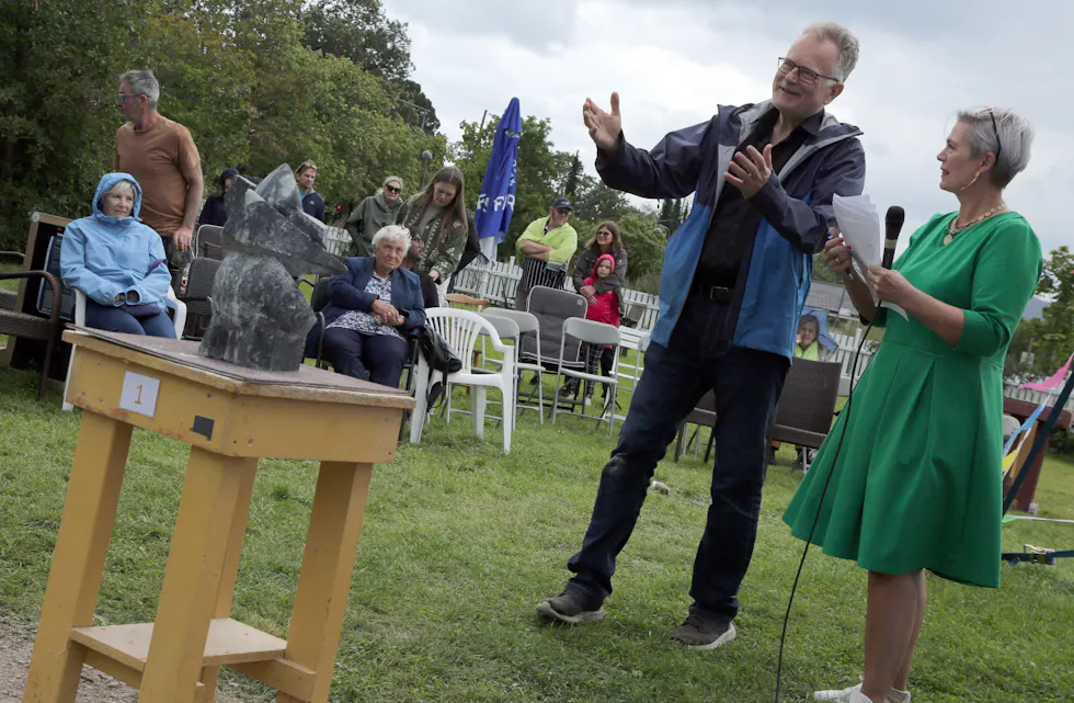 STOR BEGEISTRING: En fornøyd kjøper sikrer seg en abstrakt japansk figur.