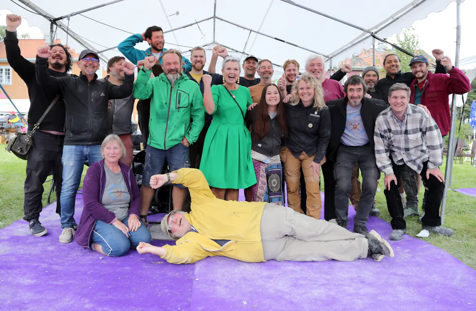 GLAD GJENG: Etter endt Steinhoggerfestival og ny suksess, var det bare å slippe jubelen løs for deltakerne.