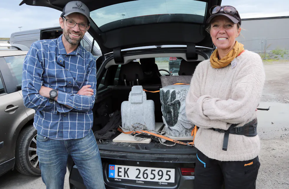 DOBBELT KJØP: Jørund og Bodil Houg tok med seg to steinhoggerskulpturer hjem til Kampen.