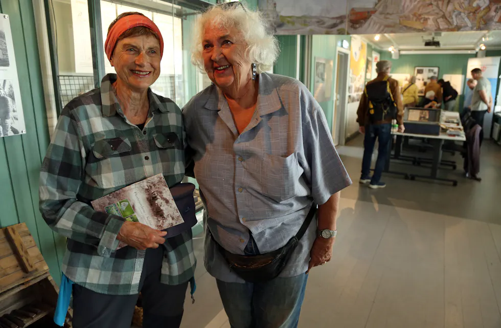 INTERESSERTE DAMER: Tone Buberg (t h) tok med seg venninnen Heidi Dahle inn i Steinhoggermuseet. Heidi bor for øvrig rett ved tidligere Grini Steinbrudd i Bærum.
