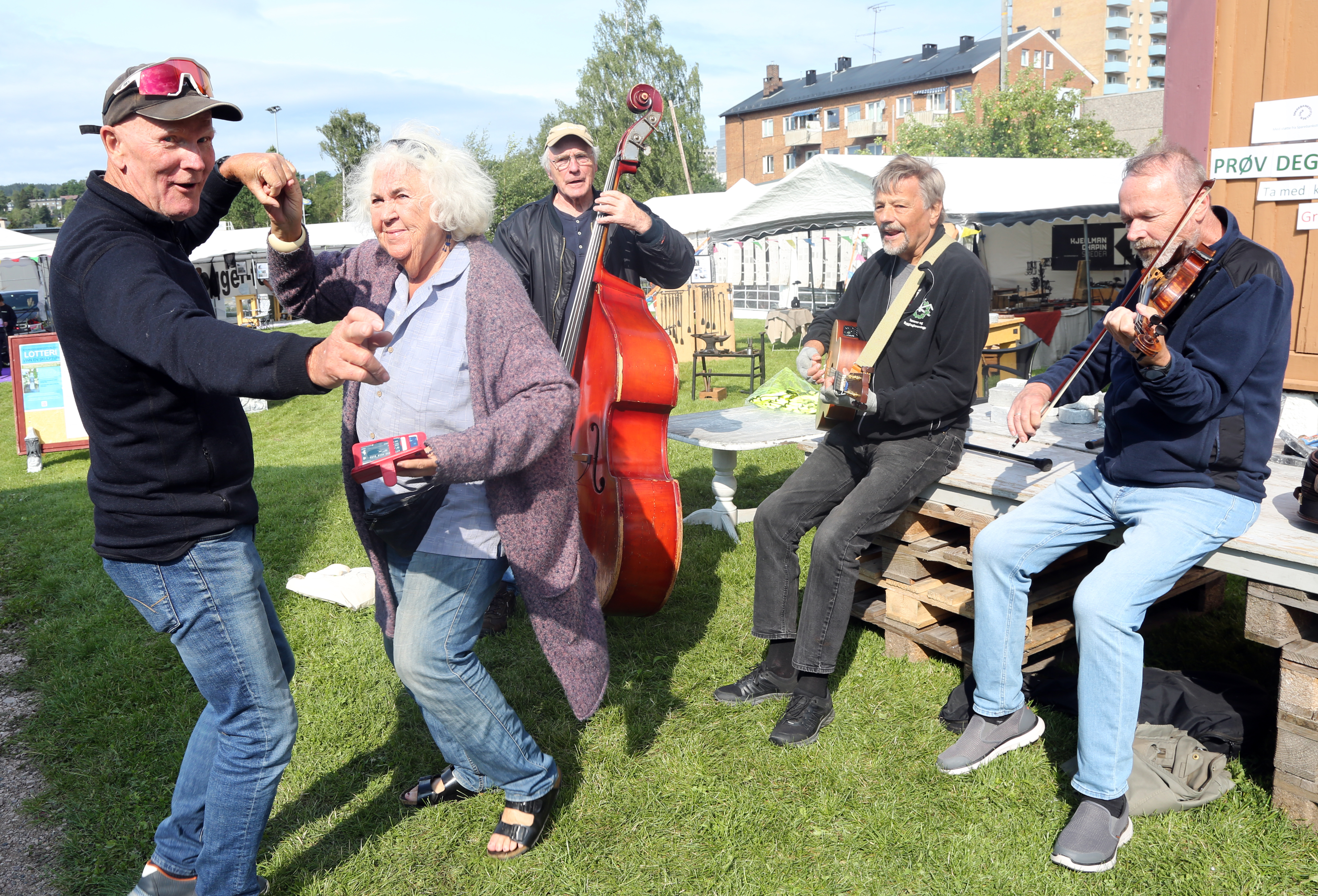 DANSENDE PAR: Da Byggland Trio med Thorkel Thorkildsen (bass), Egil Mongstad (gitar) og Ketil Ege på fiolin spilte opp, trakk Ole Jørgen Pettersen og Tone Buberg frem dansefoten.