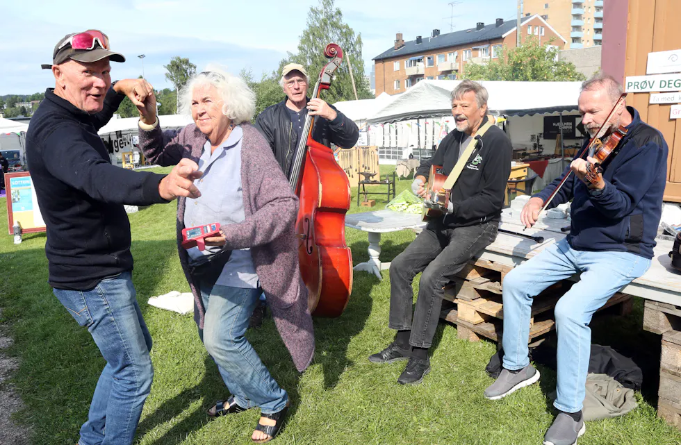DANSENDE PAR: Da Byggland Trio med Thorkel Thorkildsen (bass), Egil Mongstad (gitar) og Ketil Ege på fiolin spilte opp, trakk Ole Jørgen Pettersen og Tone Buberg frem dansefoten.