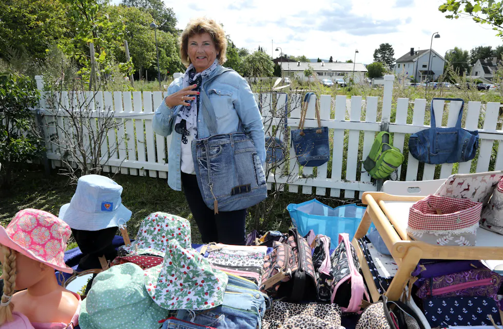 BRA GJENBRUK: Marit Helene Andresen har gjort om gamle dongeribukser til vesker.
