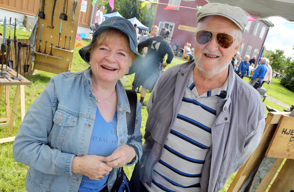 NYTT KLESPLAGG: Frøydis Cederkvist Stenerud er fornøyd med sin nye solhatt - mannen Gunnar Stenerud holder seg til sin gode gamle sixpence.