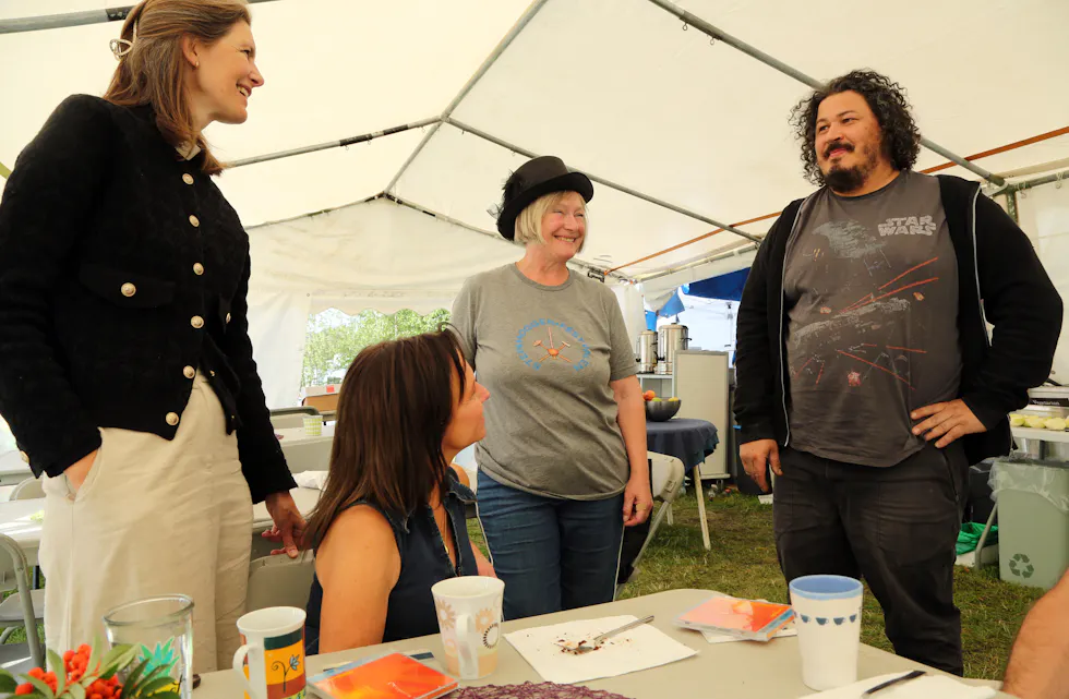 MUNTER KVARTETT: Prest Tone Marie Falch (f v), kantor Elisabeth Vatn, festivalleder Frøydis Arnesen og fossilmikrohogger Maximo Alfonso i hyggelig passiar.