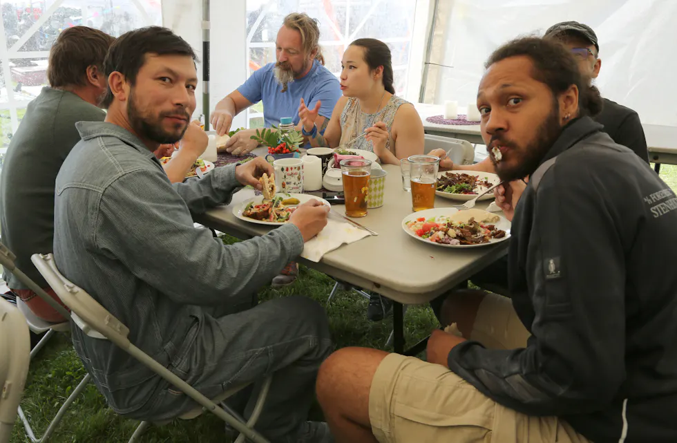 SULTNE HOGGERE: Det skal spises mye for å ha nok energi til å hogge i tre dager til ende - her er det lunsj som nytes blant steinhoggerene.