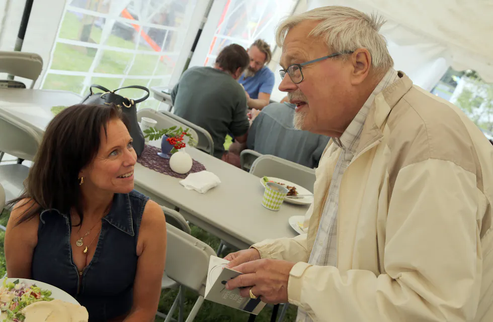 HØR HER: Lokalhistoriker Rolf E. Torbo fra Høybråten og kantor Elisabeth Vatn hadde mye å prate om.