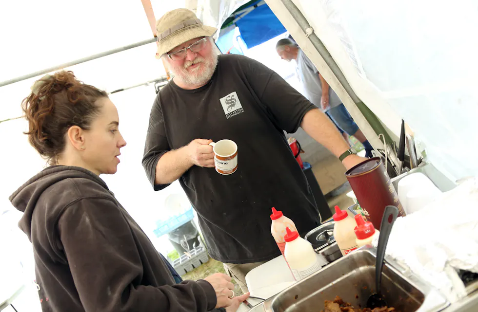 PASSER PÅ: Chris Fleurie sørger for at det alltid er mat til steinhoggerne, spesielt Emily Guest - for den gravide steinhoggeren har to som skal mettes!