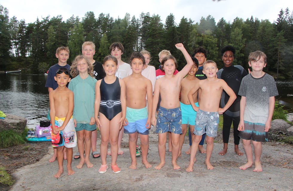 KLAR TIL INNSATS: Før ungene får ta svømmeknappen er det et obligatorisk gruppebilde.