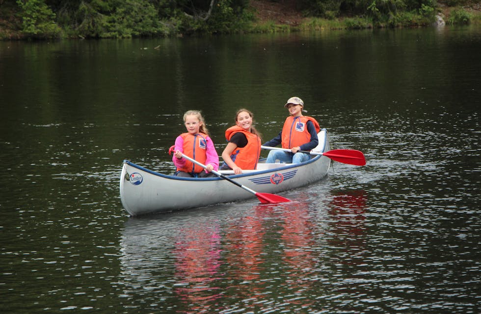 STORE SMIL: Kanopadling er alltid populært.