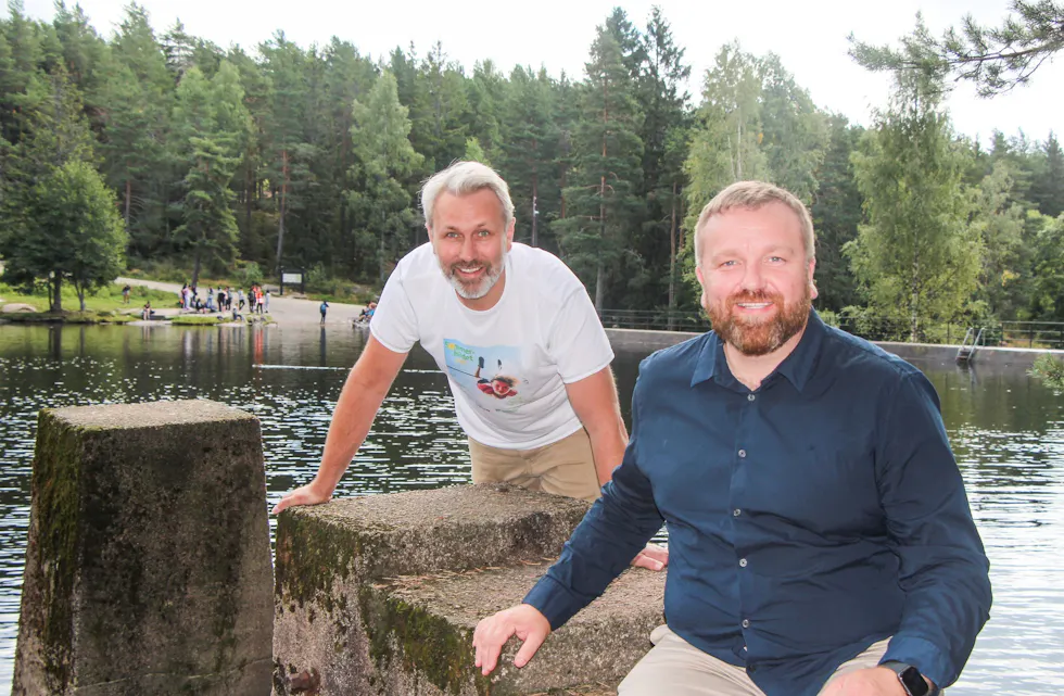 LØRDAGENS ARENA: Bak Øystein Kielland (t.v.) og Anders Røberg-Larsen ligger idylliske Badedammen der vi satser på å samle både store og små til den tradisjonelle Svømme- og aktivitetsdagen på lørdag.