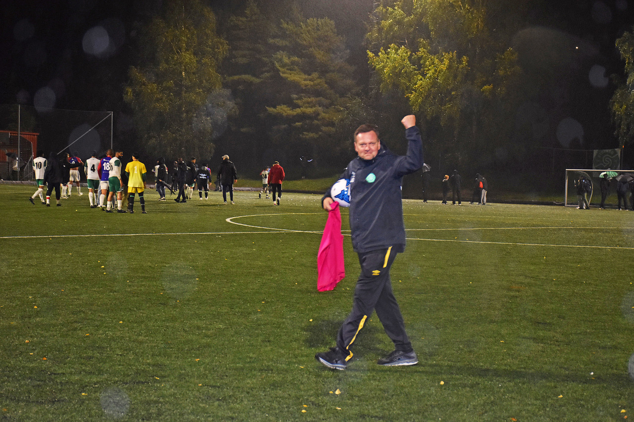 STORFORNØYD: «Presidenten» i Stovner SK, Espen Myrbakken, beskriver seg selv som «ti kilo lettere» etter seieren i det nervepirrende lokaloppgjøret mot Årvoll. FOTO: Frank E. Fossum.