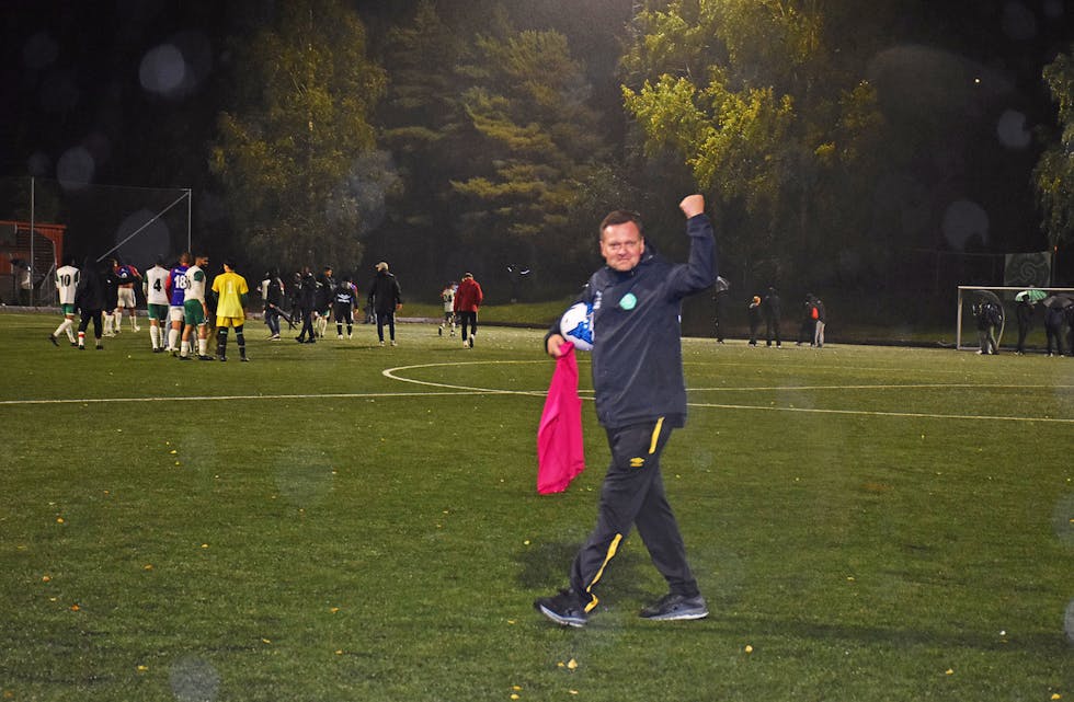 STORFORNØYD: «Presidenten» i Stovner SK, Espen Myrbakken, beskriver seg selv som «ti kilo lettere» etter seieren i det nervepirrende lokaloppgjøret mot Årvoll. FOTO: Frank E. Fossum.