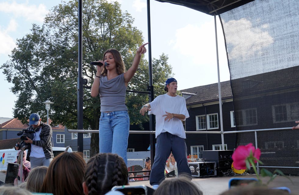 Artist Emma Gunnarsen opptrådte foran et engasjert publikum. Foto: Britt Nesteby Obrenovic.