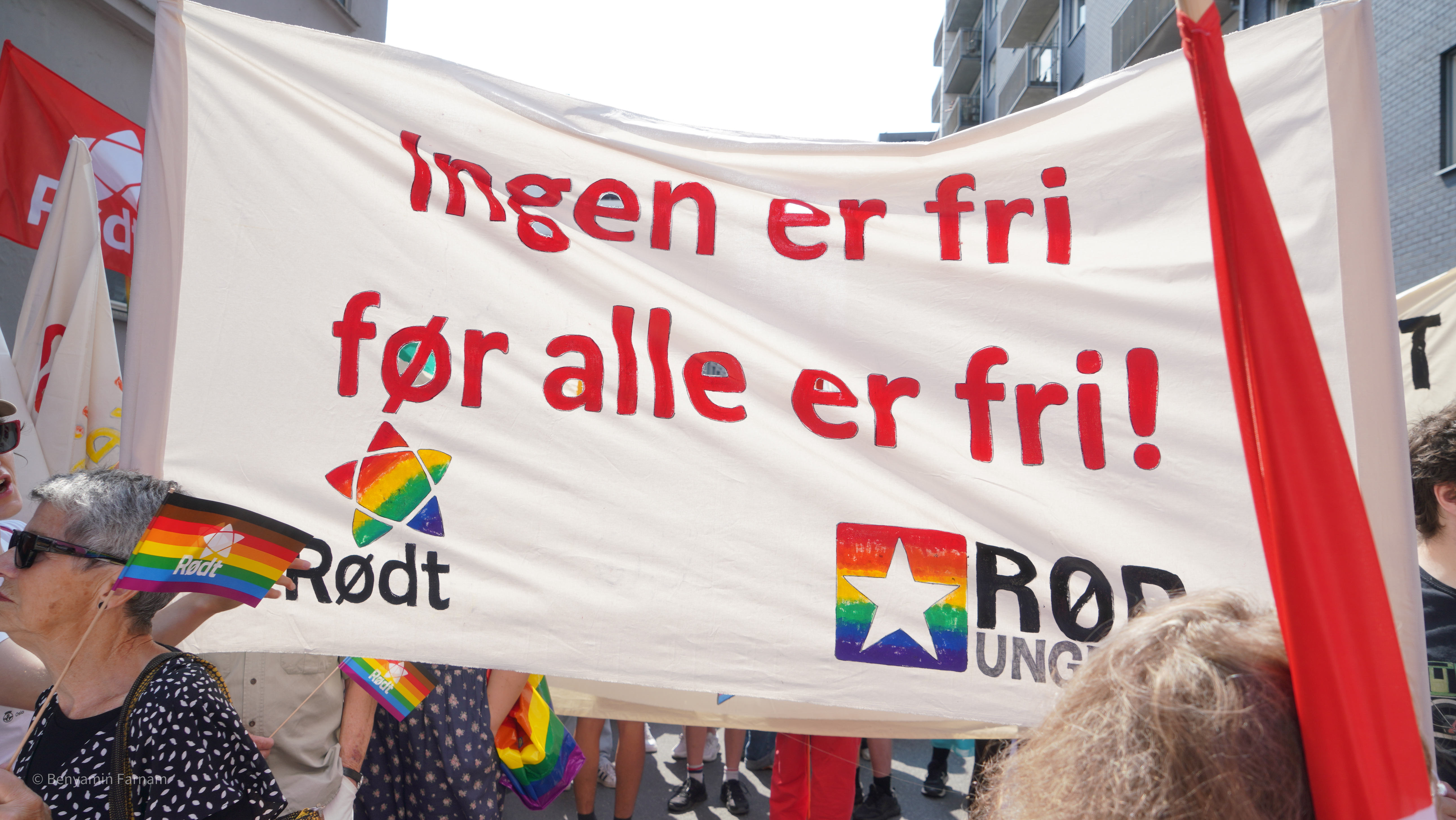 LIKESTILLINGSKAMP: Under Pride-parolen stilte Rødt med denne parolen. (Foto: Benyamin Farnam).