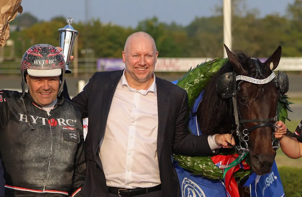 Trener og kusk Geir Vegard Gundersen, Morten Langli og Charron etter seieren i Norsk Derby søndag.