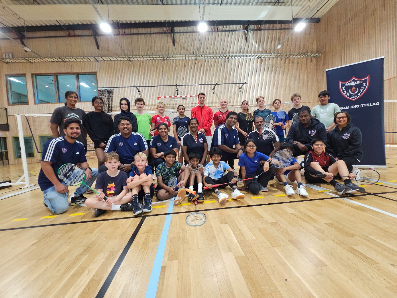 SUKSESS: Her er noen av campens deltakere, inkludert trenere og klubbansvarlige, samlet til et felles «lagbilde».