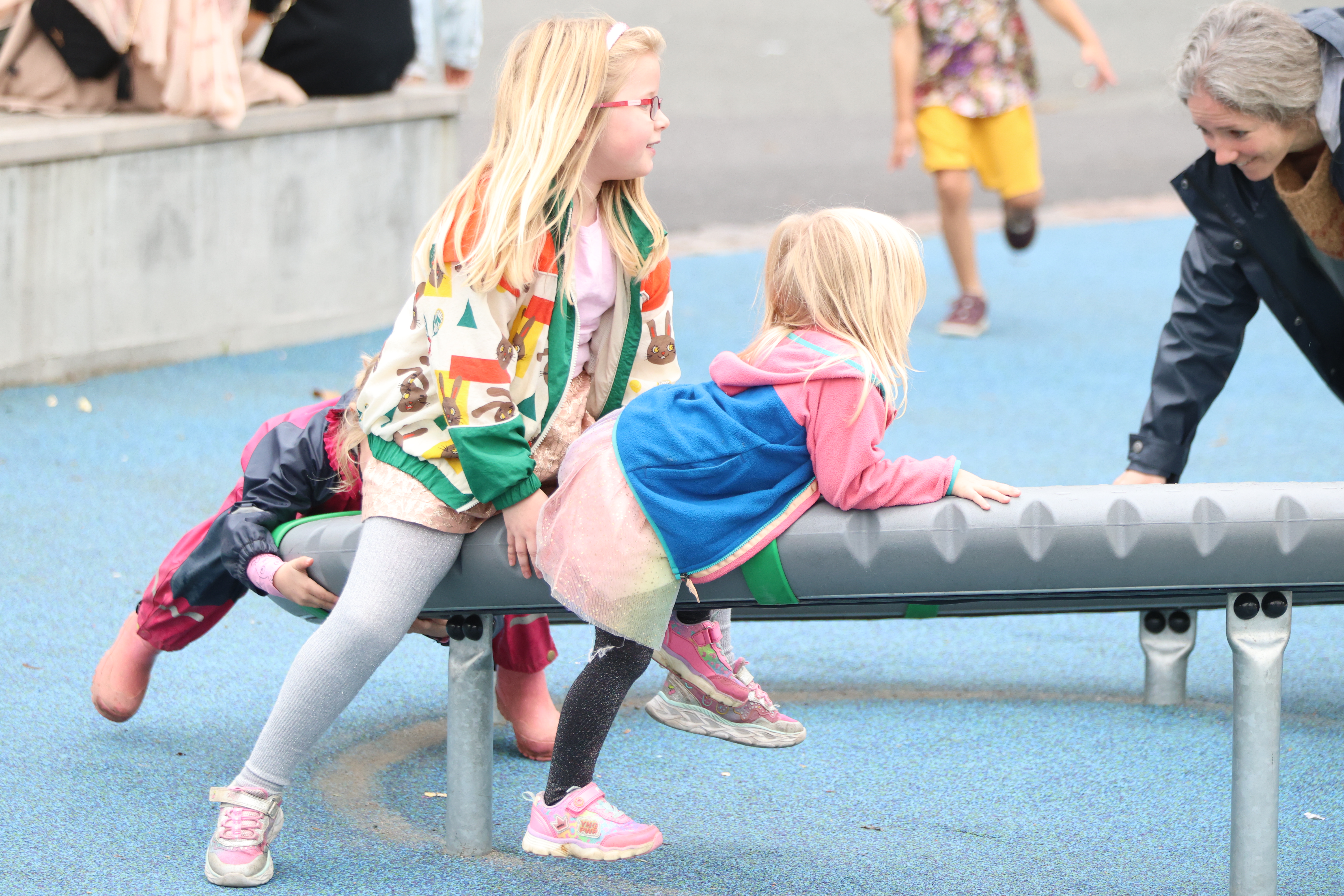 SAMLES I SKOLEGÅRDEN: Ammerudfestivalen har blitt en populær møteplass for store og små. 