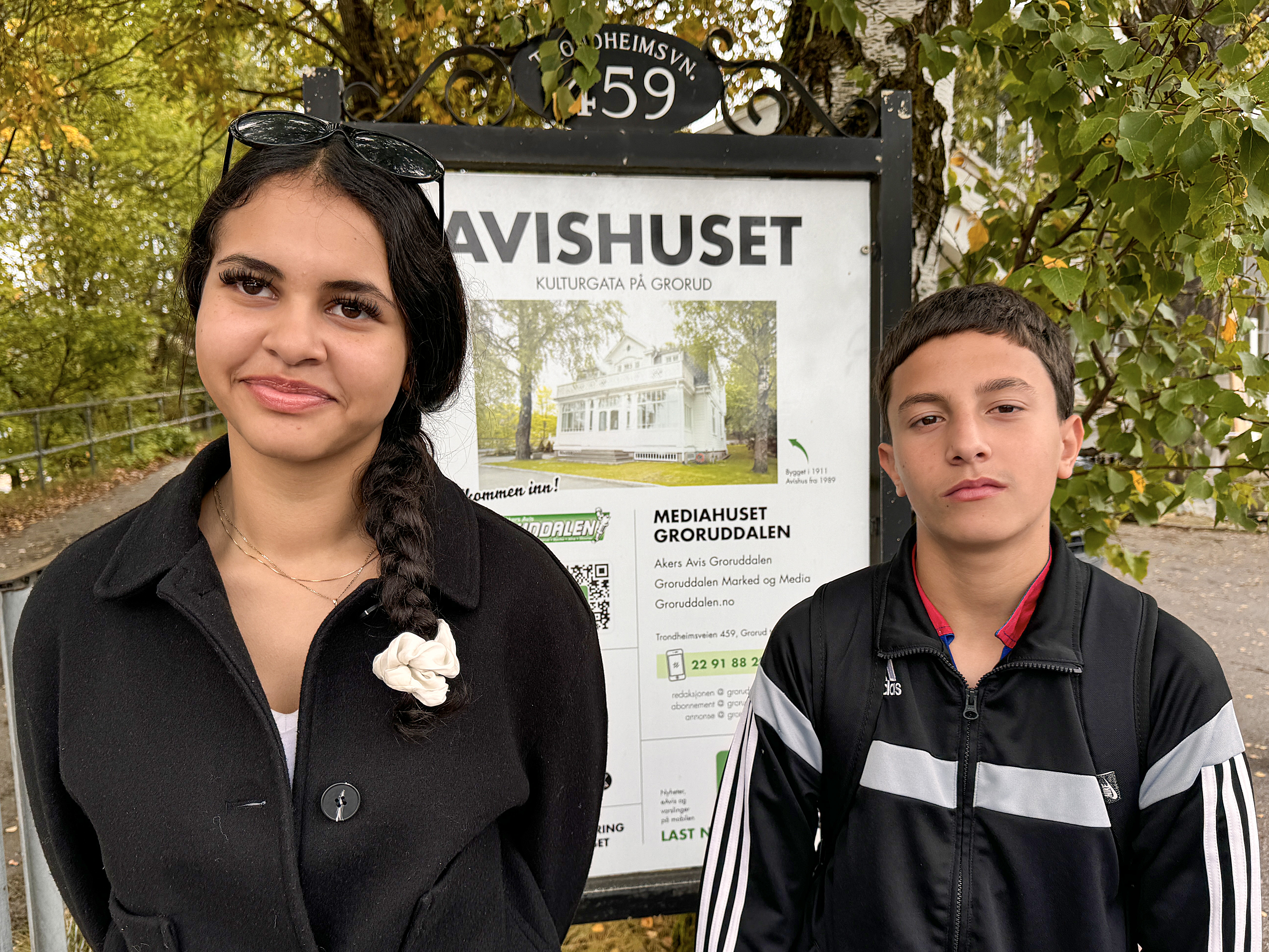 LAGE REPORTASJER: Noor og Orestis er godt i gang med sine saker som skal fylle avisspaltene til Apalløkka skoles utgivelse.