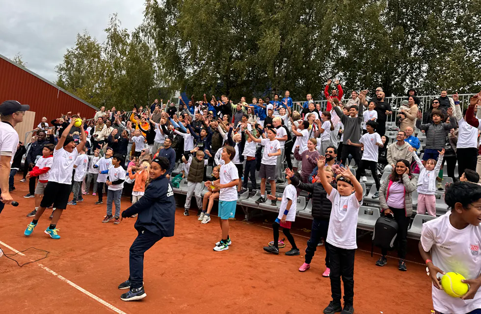 Barna tok imot tennisballer fra Casper Ruud 01