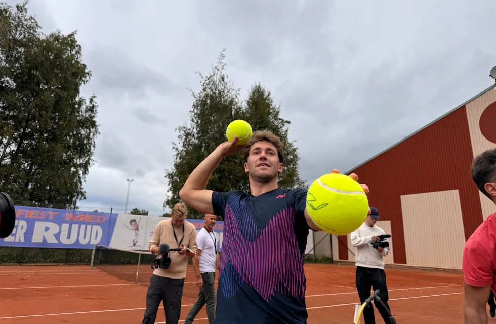 Barna tok imot tennisballer fra Casper Ruud 02