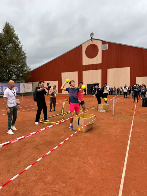 Barna tok imot tennisballer fra Casper Ruud 03
