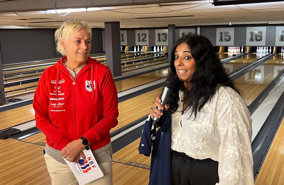 Kultur- og likestillingsmminister Lubna Jaffery kom fra Paralympics i Paris direkte til bowlingfest på Veitvet. Kirsten Wille er generalsekretær i Norges Bowlingforbund og hadde en landslagstrøye statsråden.