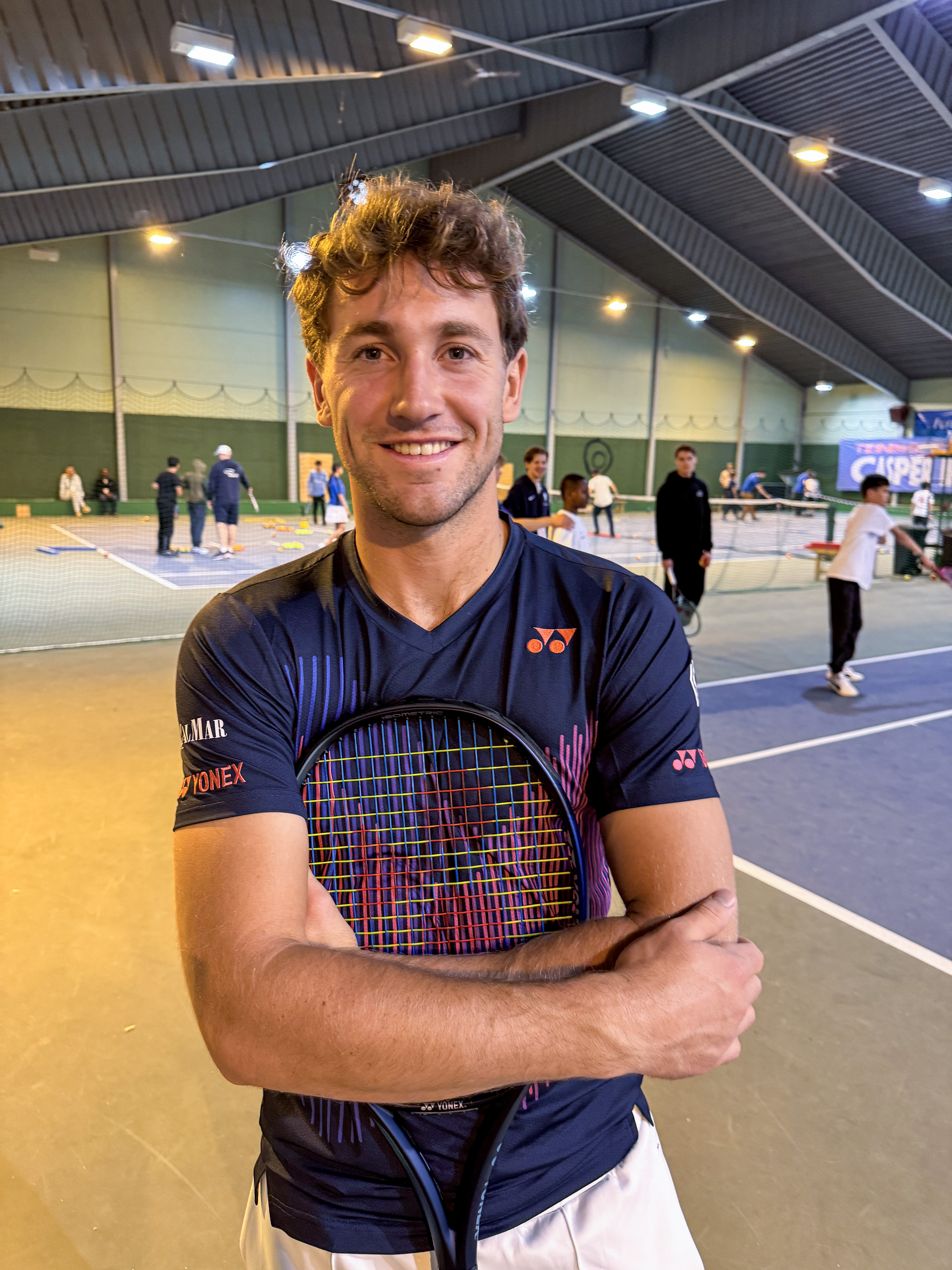 Verdensstjernen i tennis, Casper Ruud, tok seg god tid i tennishallen og ute på sletta slik at han fikk spilt med så mange barn som mulig.