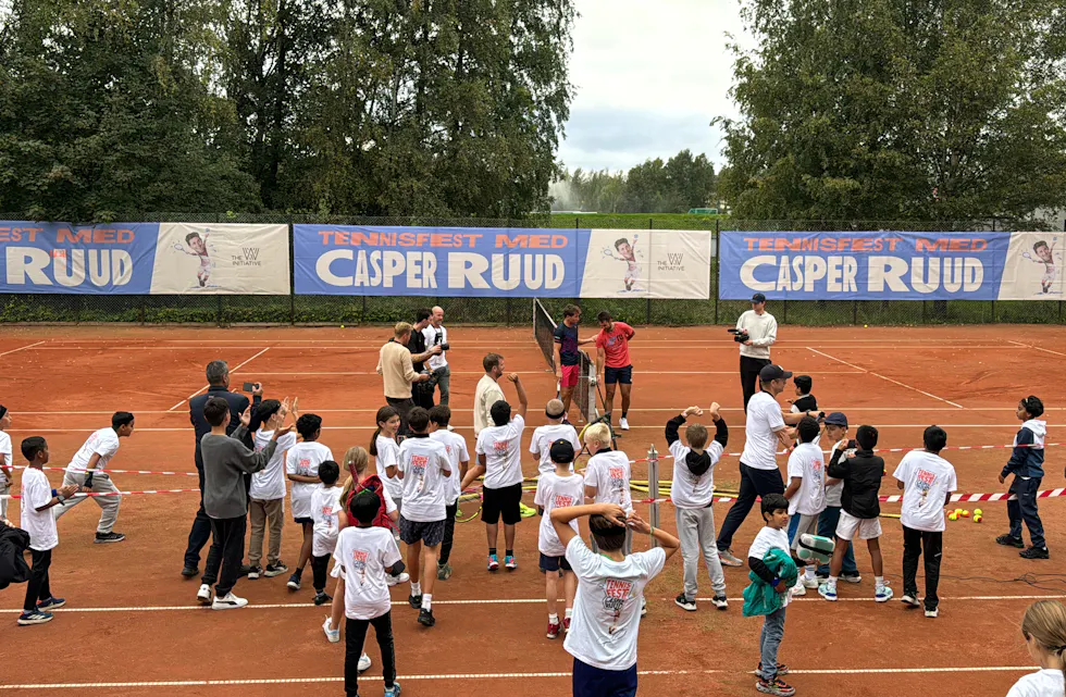 Etter tenniskampen stormet barna ut på banen