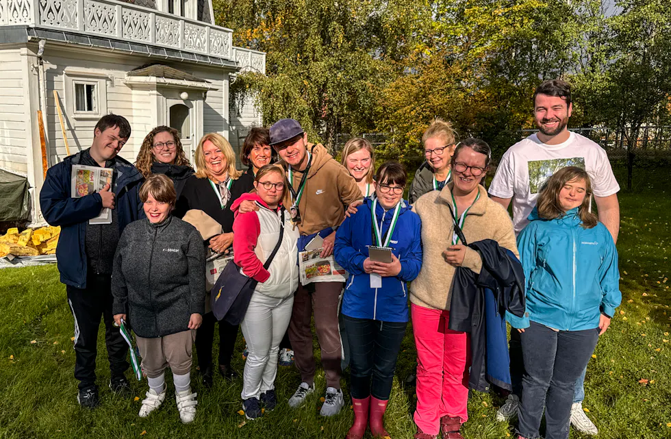 NYSGJERRIGE: Fossheim-journalistene kom godt forberedt med mange spørsmål og delte med lokalavisa hvordan de selv jobber og hva de skriver om. Dagen ble avsluttet med et fellesbilde av begge redaksjonene.