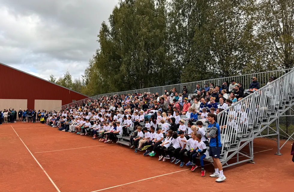 Det var mange folk som hadde funnet veien til Furuset Tennishall på søndag. Full tribune og god stemning hele dagen.