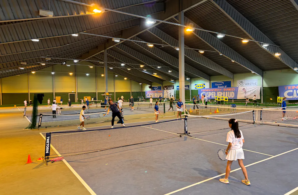 Det var stor aktivitet i tennishallen på Furuset da verdensstjernen Casper Ruud og laksearving Gustav Magnar Witzøe arrangerte tennisfest gjennom stiftelsen The W Initiative.