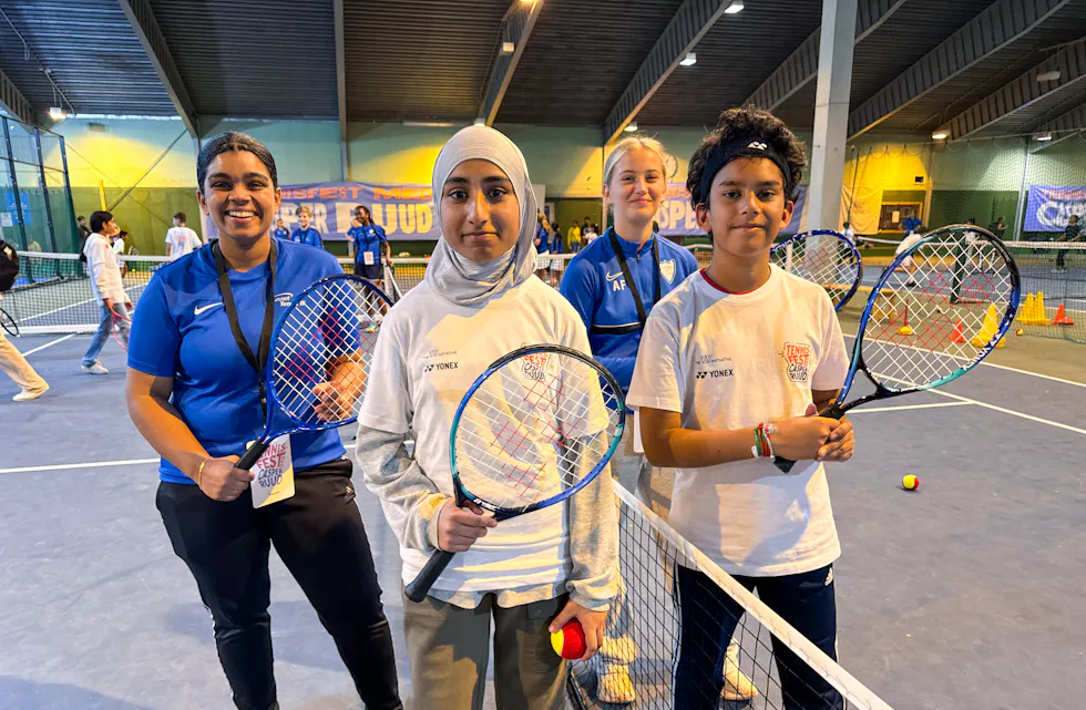 GØY MED TENNIS: Shemorin Anton Amarapala (18 år, f.v.) fra Furuset Tennis, Abeera Fatima Ahmed (11 år, Ellingsrud), Asja Fazlič (12 år) fra Furuset Tennis og Kartik Upadhyaya (11 år, Haugerud).