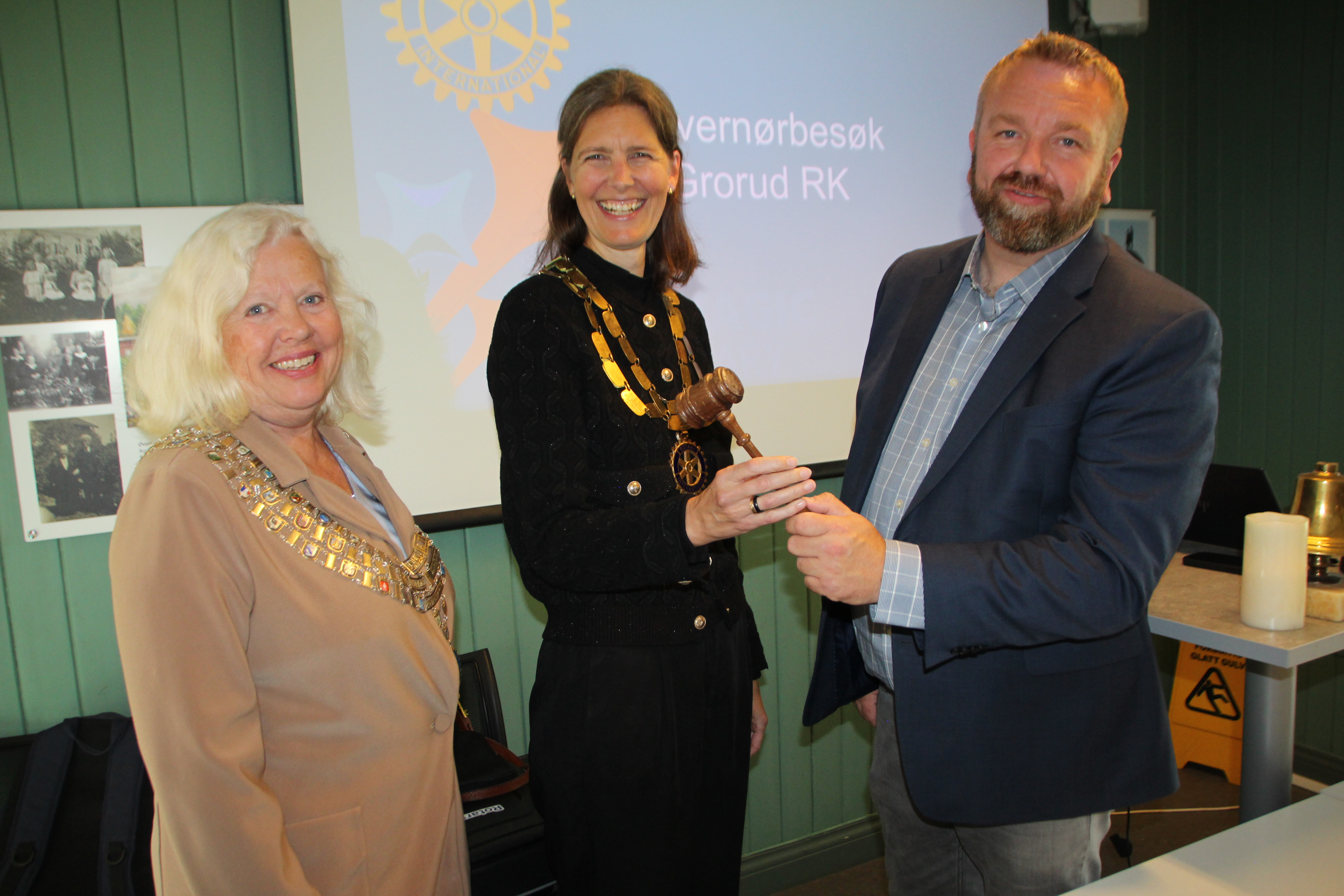 NY PRESIDENT: Tone Marie Falch (midten) tar over som president i Grorud Rotary Club. Her får hun både kjede og klubbe av tidligere president Anders Røberg-Larsen. Sammen med guvernør Helle Kjørlaug, som var på klubbesøk. 