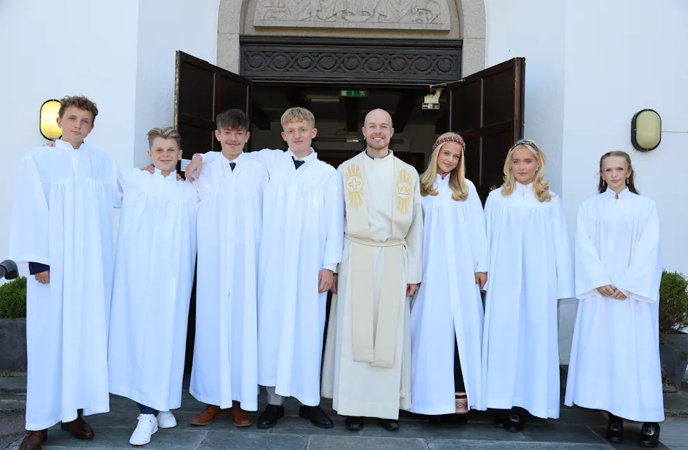 HØYBRÅTEN-KONFIRMANTER: Mattis Lindgjerdet-Mejlo (t.v.), Albert Frimann-Jakobsen, Alexander Biørn-Lian, Elias Eikemo-Rolfsen, Anders K. Nordvik (prest), Mathea Sofie Bull, Tomine Breen, Iselin Træthaug.