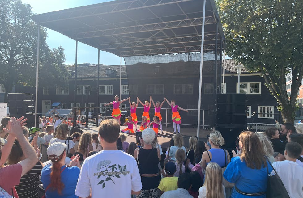 SCENESHOW: Norsk ballettinstitutt leverte et imponerende show som fylte scenen med liv og søte smil i sommersola, og det begeistret publikum.