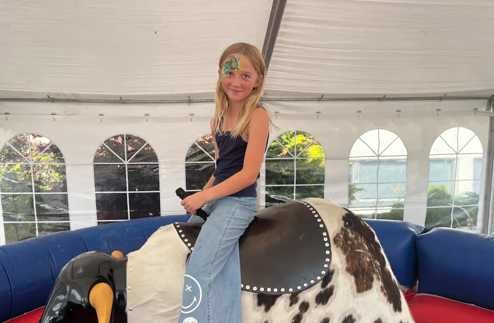 Tilde (9) holdt seg stødig da hun prøvde seg på den meksikanske oksen – en av de mange morsomme aktivitetene man kunne prøve seg på under helgens arrangement.